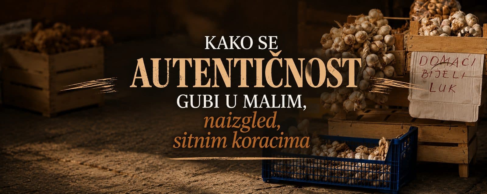 Pletenice domaćeg bijelog luka na tradicionalnoj pijaci
