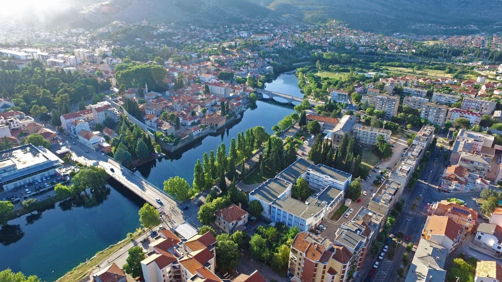 Pogled iz vazduha na Trebinje i rijeku Trebišnjicu
