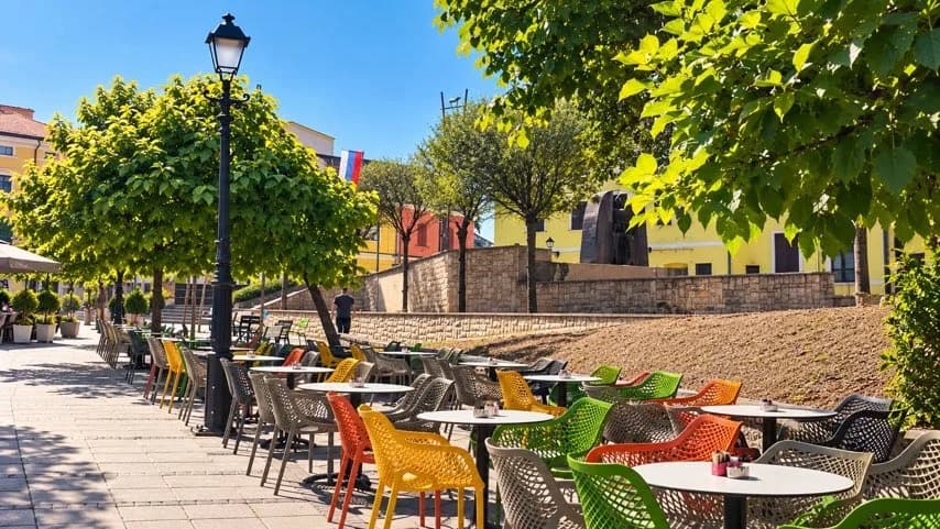 Trg pravoslavlja u Derventi, šetalište sa baštenskim stolovima i šarenim stolicama