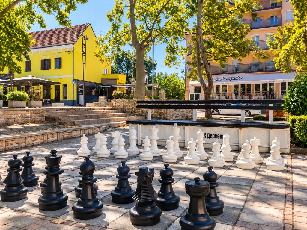Šahovsko polje na otvorenom u Derventi