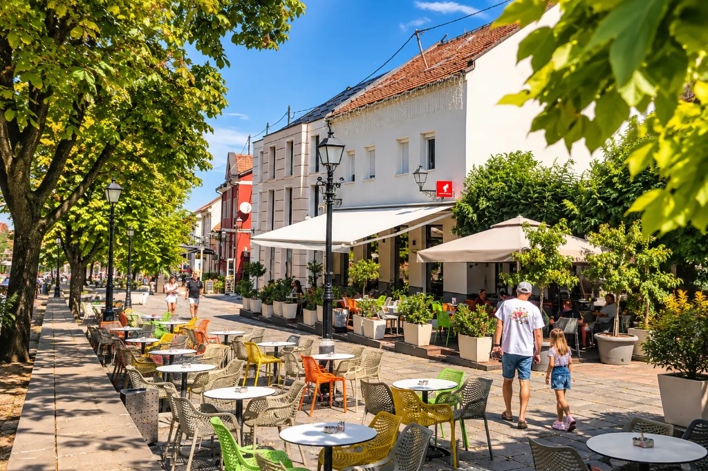 Trg pravoslavlja u Derventi, šetalište i bašte kafića
