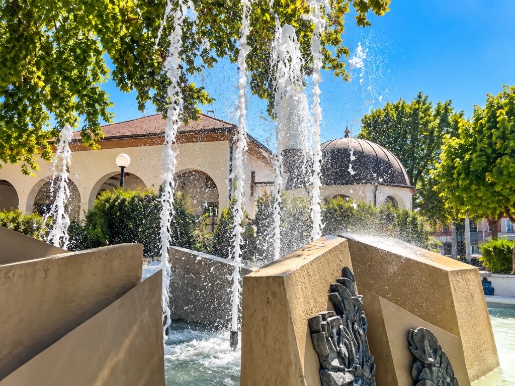 Fontana i Ali-agina džamija u Derventi