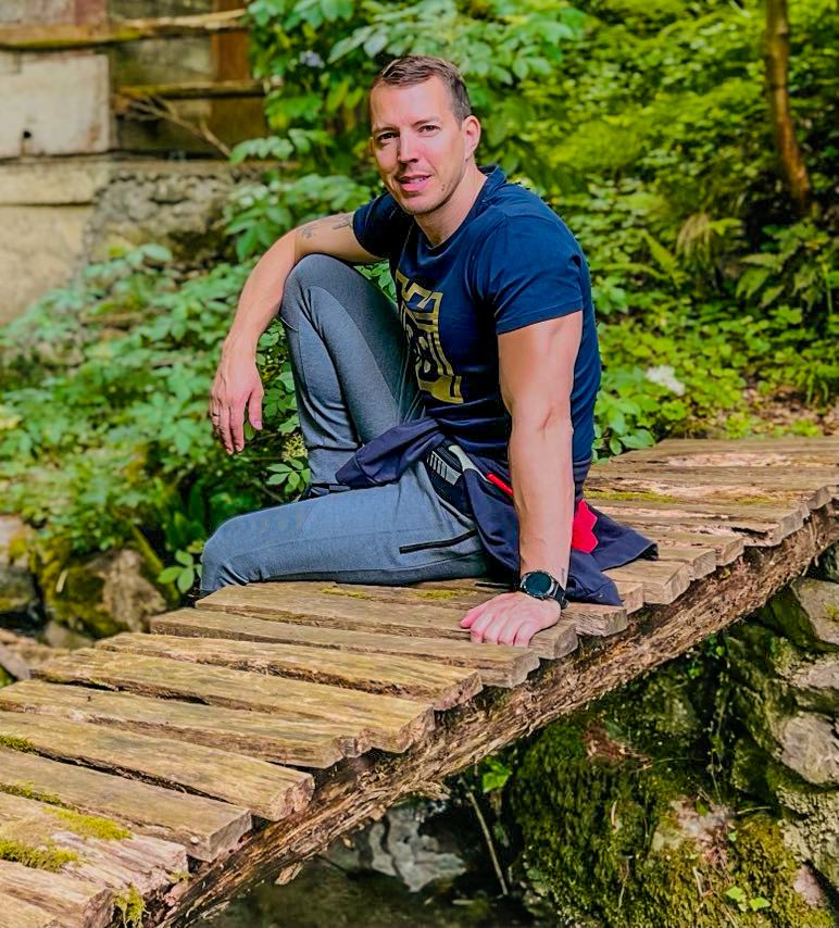 Autor na rustičnom drvenom mostu usred bujne šume