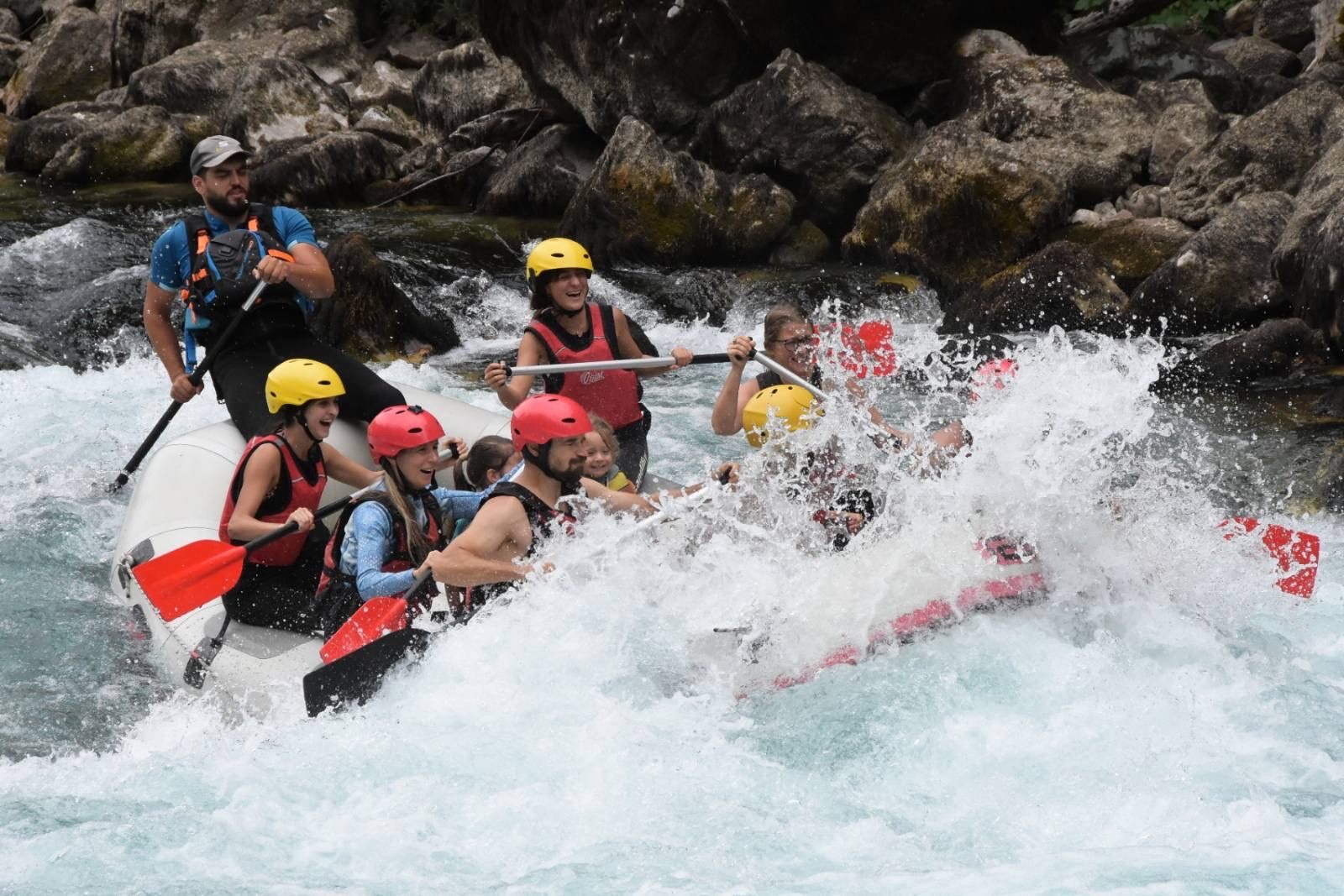 Grupa turista na raftingu kroz riječne brzace