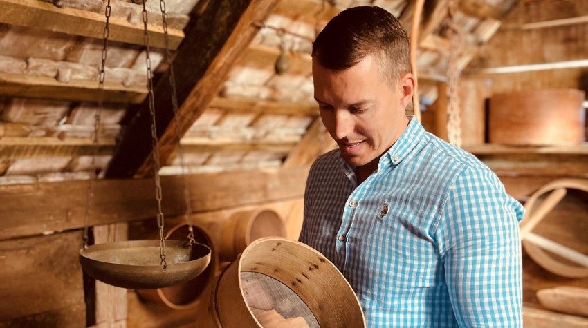 Autor istražuje tradicionalno drveno sito u seoskom ambijentu
