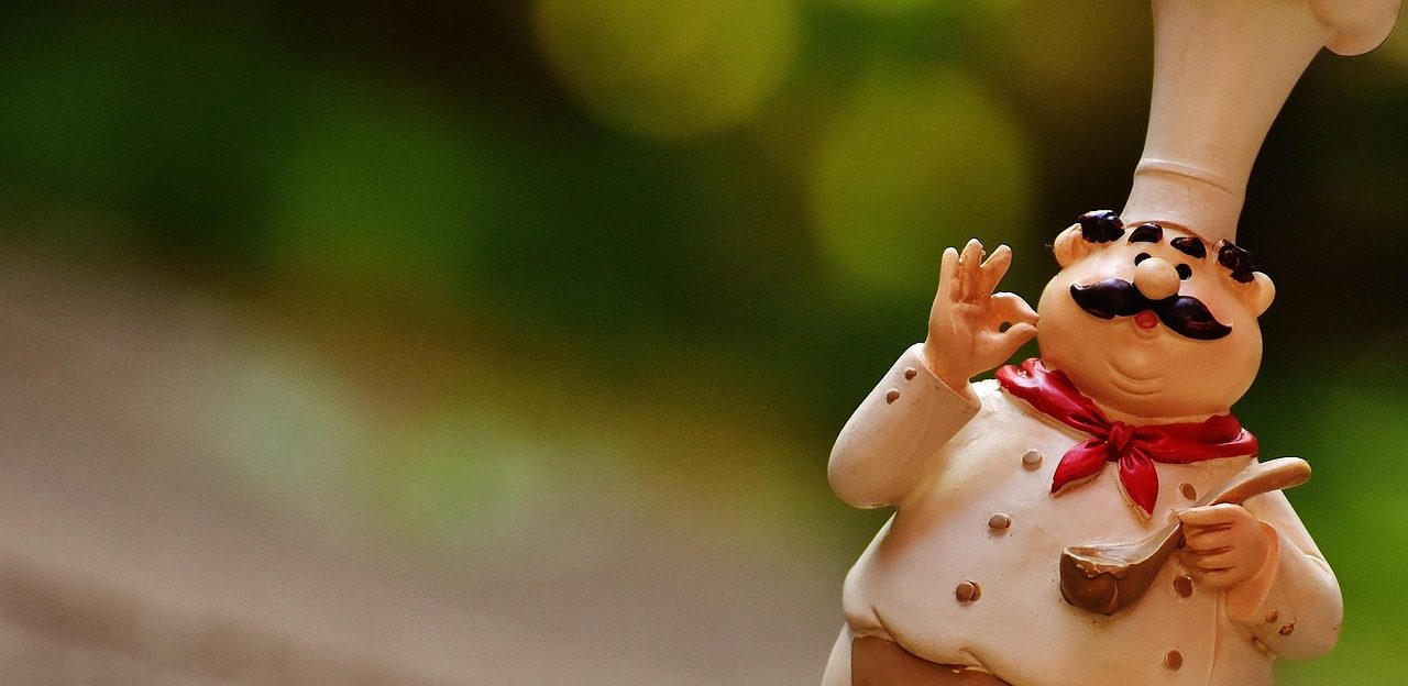 Figura kuvara koji pokazuje znak odobravanja