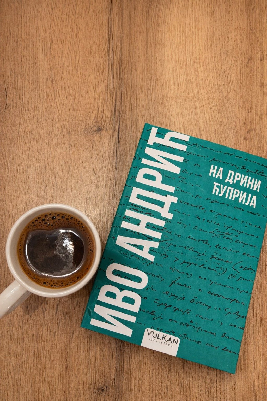 Šolja kafe pored knjige Ive Andrića „Na Drini ćuprija“