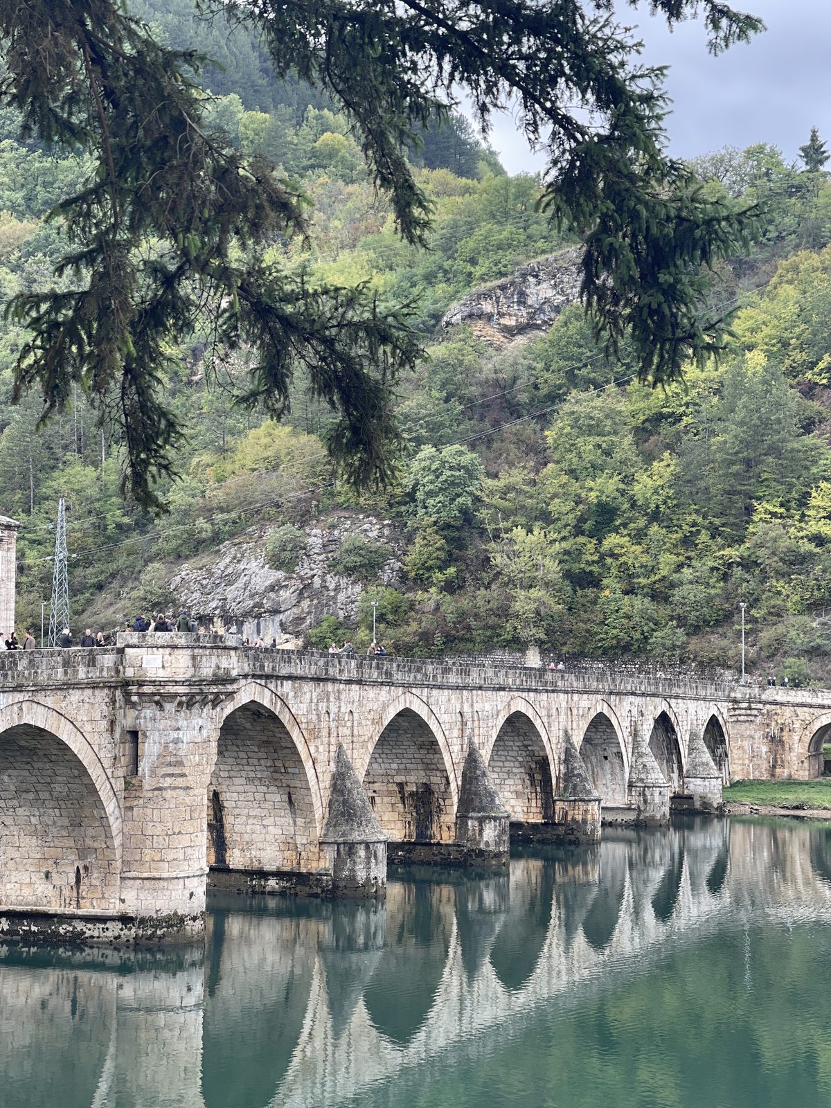 Most Mehmed-paše Sokolovića na Drini u Višegradu, okružen šumovitim brdima